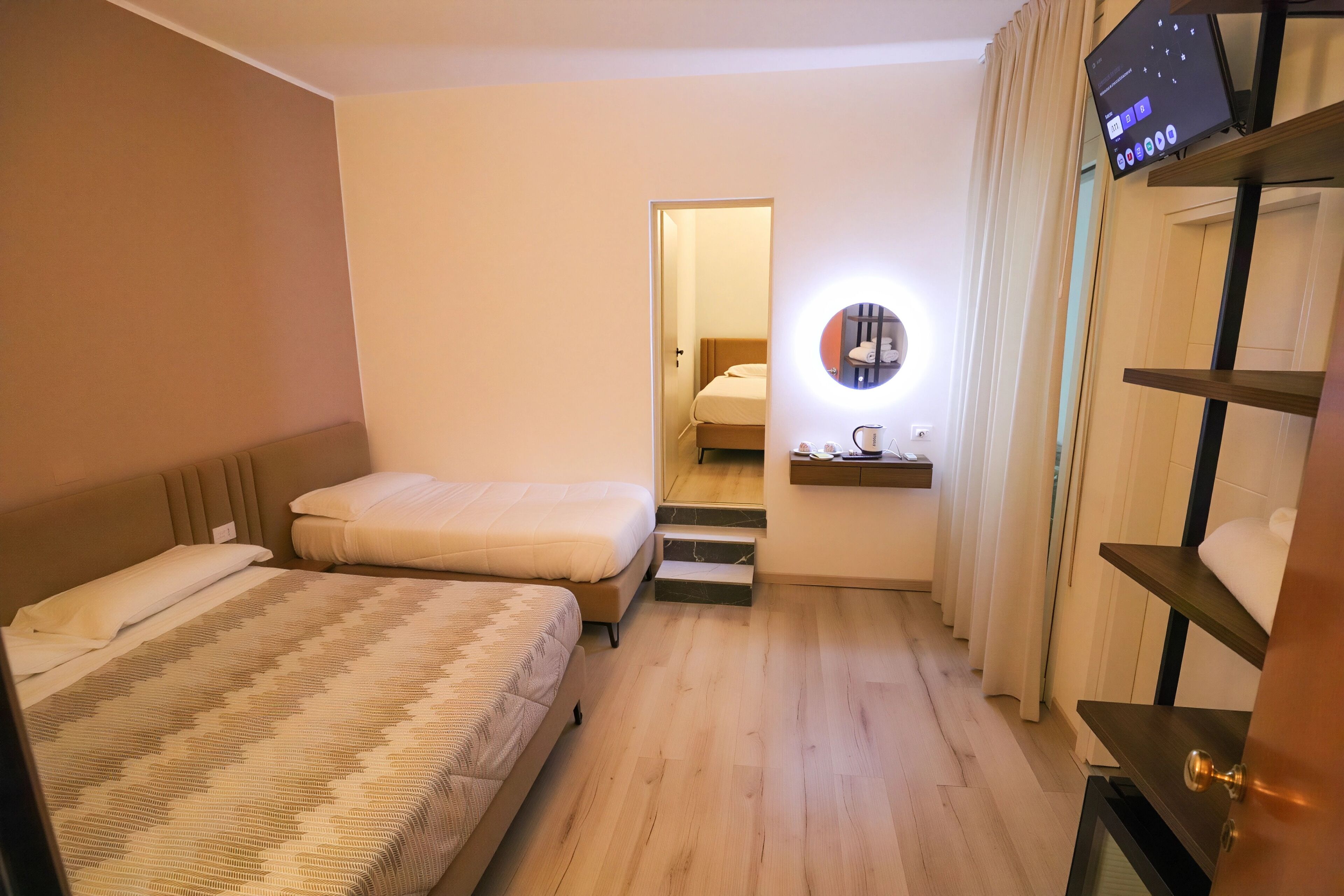 Habitación familiar, 2 habitaciones, no fumadores, vistas al jardín | Escritorio, espacio para trabajar con un portátil, cortinas opacas
