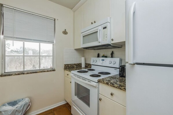 ثلاجة، ميكروويف، فرن، موقد طهي مسطح