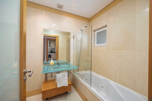 Secadora de cabello, bidet, toallas, jabón 