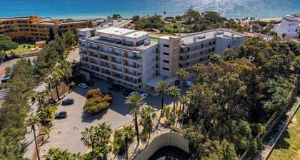 Upper Floor 1-Bed Pool and Sea View Gem w/ Parking and Kitchen