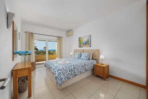 1 slaapkamer, een kluis op de kamer, een strijkplank/strijkijzer