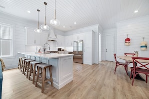 Fridge, microwave, oven, stovetop - Luxury 4BR @ The Osprey, Steps To Beach, Pool, Private Boat Slip on Cotton Bayou (Orange Beach)