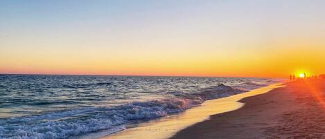 En la playa y camastros