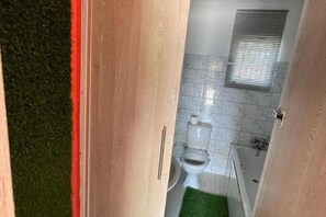 Dusche, Bidet, Handtücher, Seife