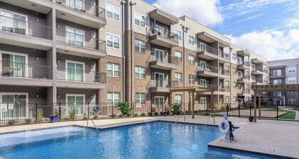 King bed pool view apartment with WiFi and fitness room in awesome Houston