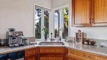 Geladeira, micro-ondas, fogão, lava-louças