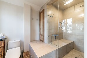 Regadera, secadora de cabello, toallas 