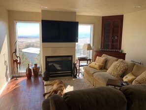 Een televisie en een open haard