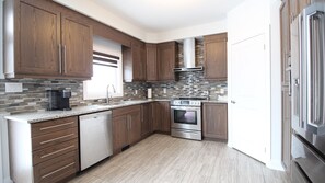 Fridge, microwave, oven, stovetop - Beautiful House Near Grand River & Kiwanis Park (Kitchener)