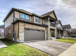 Exterior - Beautiful House Near Grand River & Kiwanis Park (Kitchener)