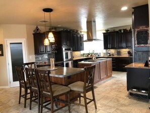 Dining - Beautiful bedroom with bath (Loma)