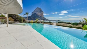 Ein Schwimmbecken mit freiem Blick auf einen Berg im Hintergrund.