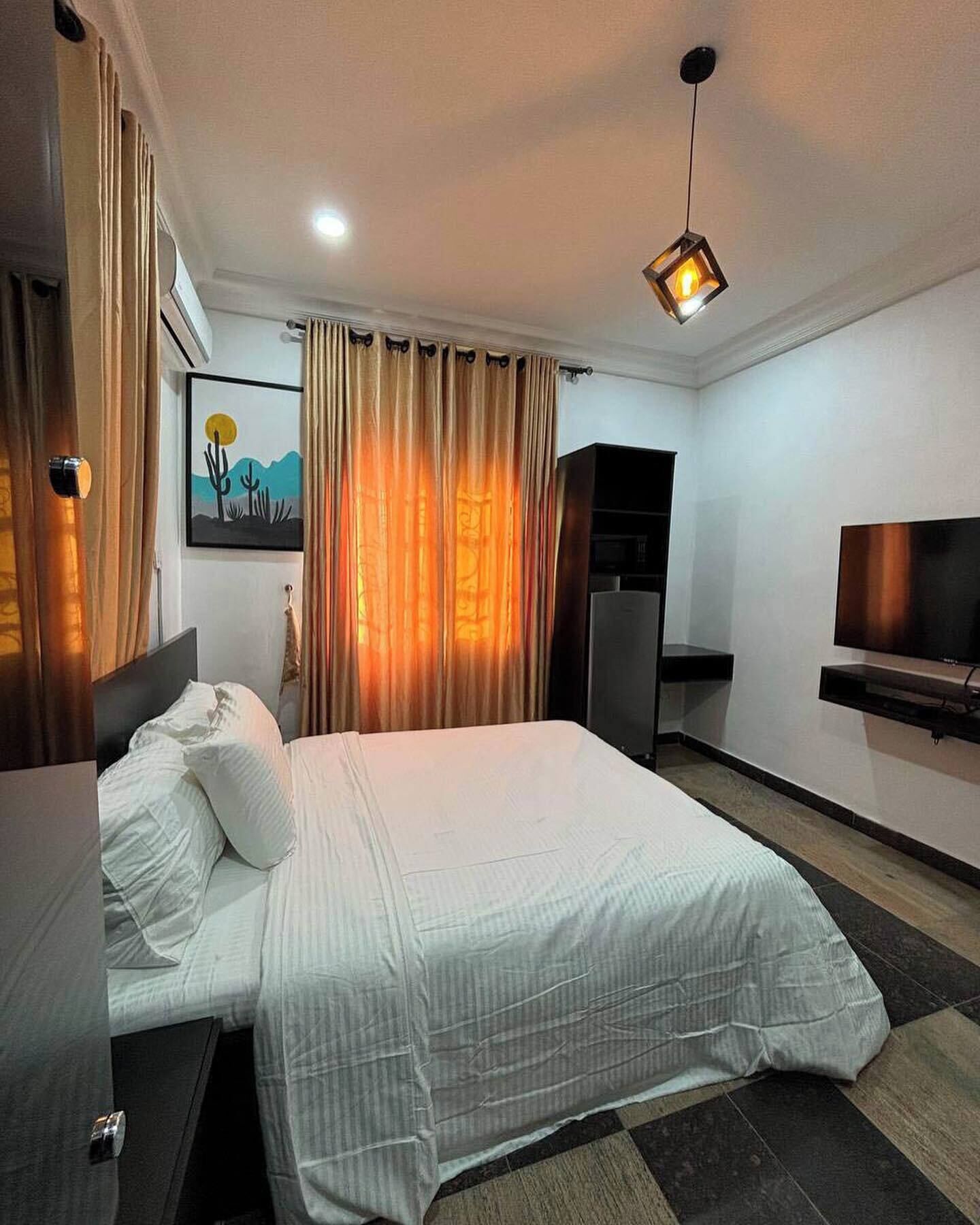 Apartemen Ekonomi, balkon, pemandangan kota | 2 kamar tidur, brankas, meja kerja, dan ruang kerja ramah laptop