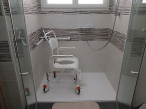 Shower, hair dryer, towels, toilet paper - House near the station  (Rosny-sur-Seine)
