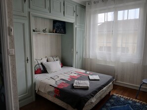 2 bedrooms, iron/ironing board, travel cot, free WiFi