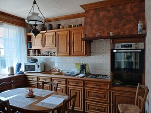 Frigorífico, microondas, horno y placa de cocina