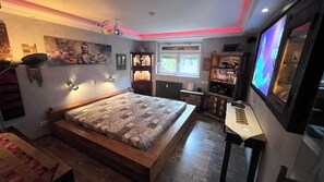 1 室のベッドルーム、セーフティボックス (室内)、アイロン / アイロン台、WiFi