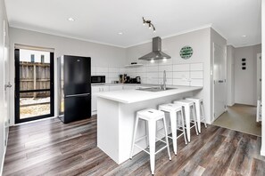 Réfrigérateur, micro-ondes, lave-vaisselle, cafetière/bouilloire