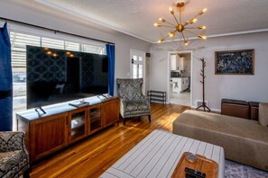 Smart TV, lareira, livros