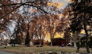 A residential area with houses, trees, and a clear sky. - Luxurious Mid-Century-Retreat - Upstairs W/SAUNA! (Ogden)