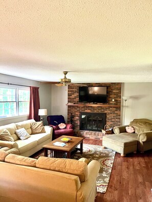 Smart TV, fireplace - Family Seneca Stay - 4mi to Clemson Memorial Stadium (Seneca)