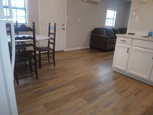 Charming 2-bedroom apartment with WiFi, AC in enjoyable Hemphill