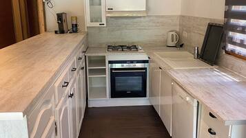 Microonde, forno, piano cottura, lavastoviglie