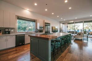 冷蔵庫、電子レンジ、オーブン、コンロ