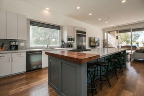 Refrigerador, microondas, horno, placa de cocina