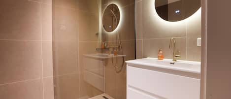 Regadera, toallas, jabón, papel de baño