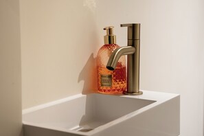 Douche, serviettes fournies, savon, papier de toilette