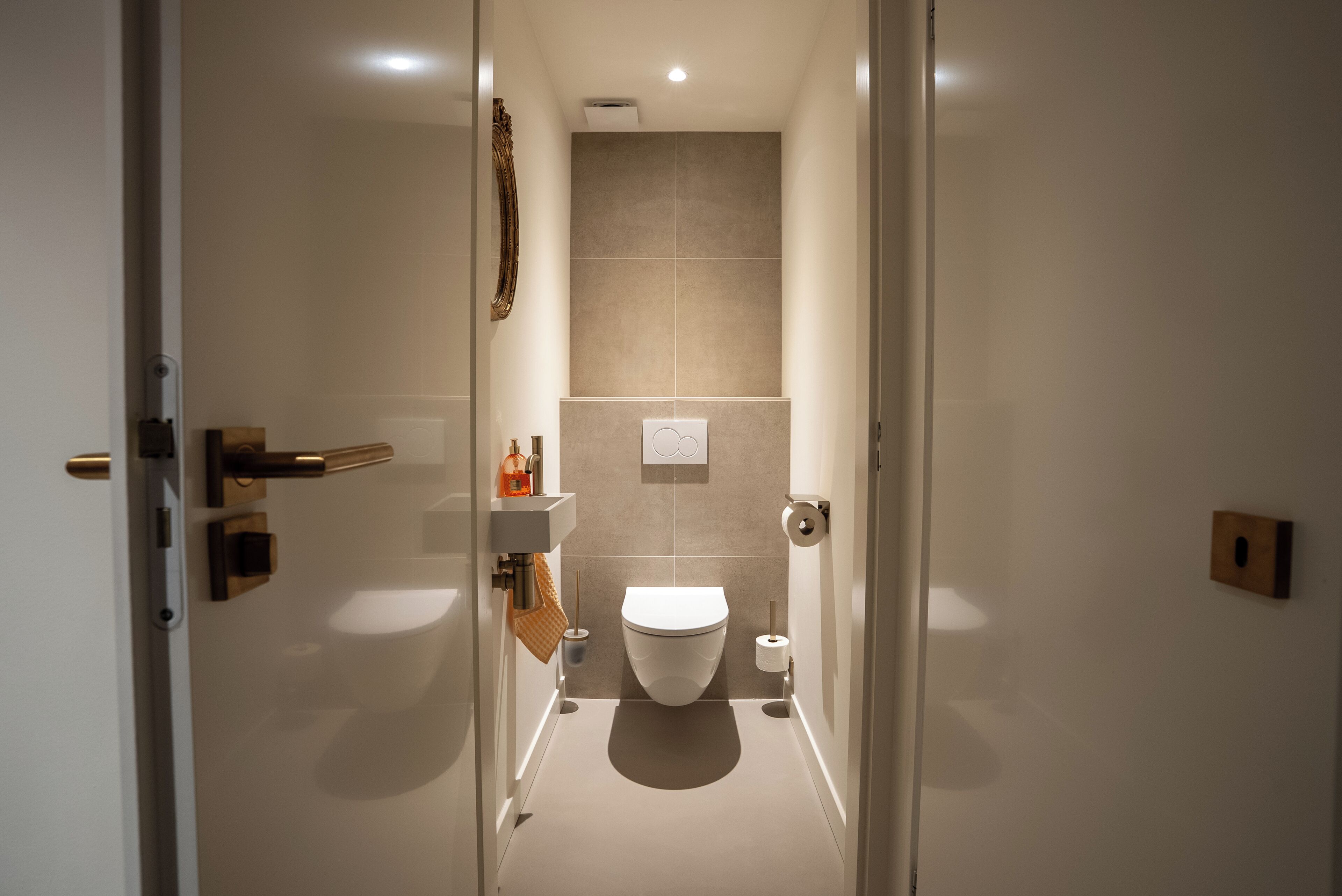 Een douche, handdoeken, zeep, toiletpapier