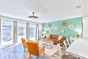 Una Smart TV, una chimenea, videojuegos, un futbolín