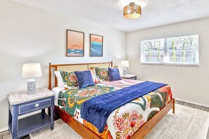 4 dormitorios, escritorio, tabla de planchar con plancha y cuna de viaje