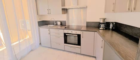 Frigorifero, forno, piano cottura, macchina per tè/caffè