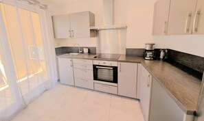 Kühlschrank, Ofen, Herdplatte, Wasserkocher mit Kaffee-/Teezubehör