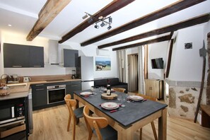 冷蔵庫、電子レンジ、オーブン、コンロ