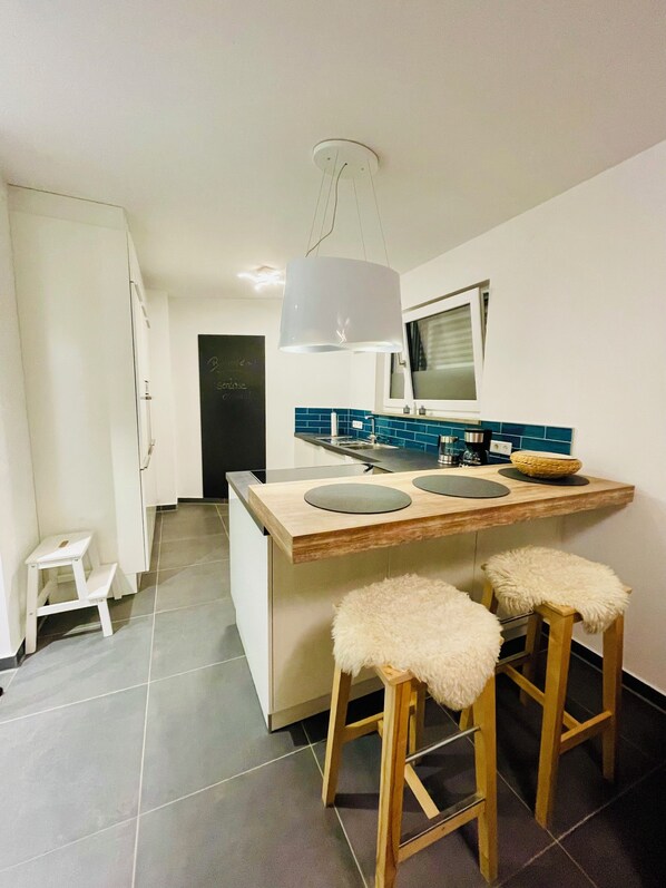 Fridge, microwave, oven, stovetop - Modern apartment in the heart of Nuremberg with free parking (Nürnberg)