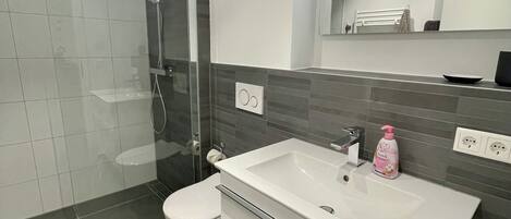 Haartrockner, Handtücher, Seife, Toilettenpapier