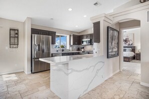 Fridge, microwave, dishwasher, ice maker - La Vida Lake Havasu City (Lake Havasu City)