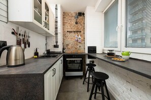 Kylskåp, ugn, spishäll och grytor/köksredskap