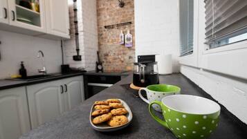 Fridge, oven, stovetop, cookware/dishes/utensils