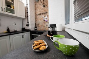 Fridge, oven, stovetop, cookware/dishes/utensils - Retro Retreat Apartment Poznan by Rentujemy (Poznan)