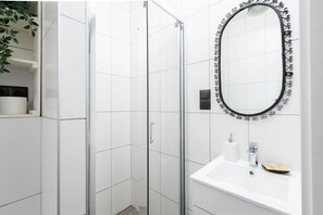 Hair dryer, towels - Retro Retreat Apartment Poznan by Rentujemy (Poznań)