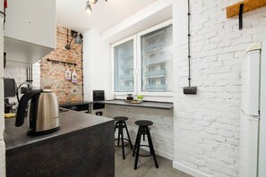 Fridge, oven, stovetop, cookware/dishes/utensils - Retro Retreat Apartment Poznan by Rentujemy (Poznan)