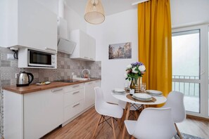 Fridge, microwave, stovetop, dishwasher - Sunshine Studio Wólczańska 53 - by Rentujemy (Lódz)