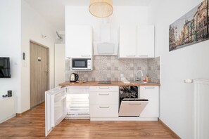 Réfrigérateur, micro-ondes, plaque de cuisson, lave-vaisselle