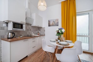 Fridge, microwave, stovetop, dishwasher - Sunshine Studio Wólczańska 53 - by Rentujemy (Lódz)