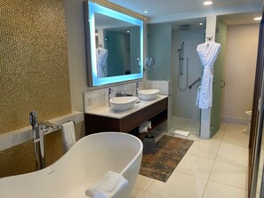 Bruser, hårtørrer, bidet, håndklæder