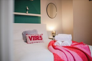 3 chambres, fer et planche à repasser, lit de bébé portatif